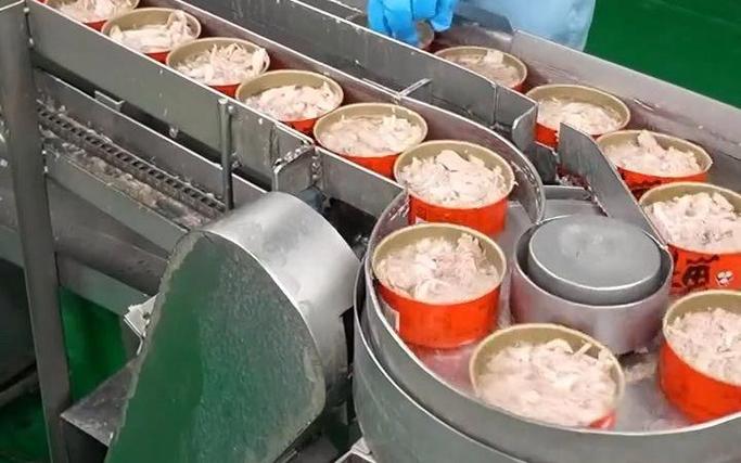 湾湾海鲜工厂制造金枪鱼煎蛋卷和汉堡牛排